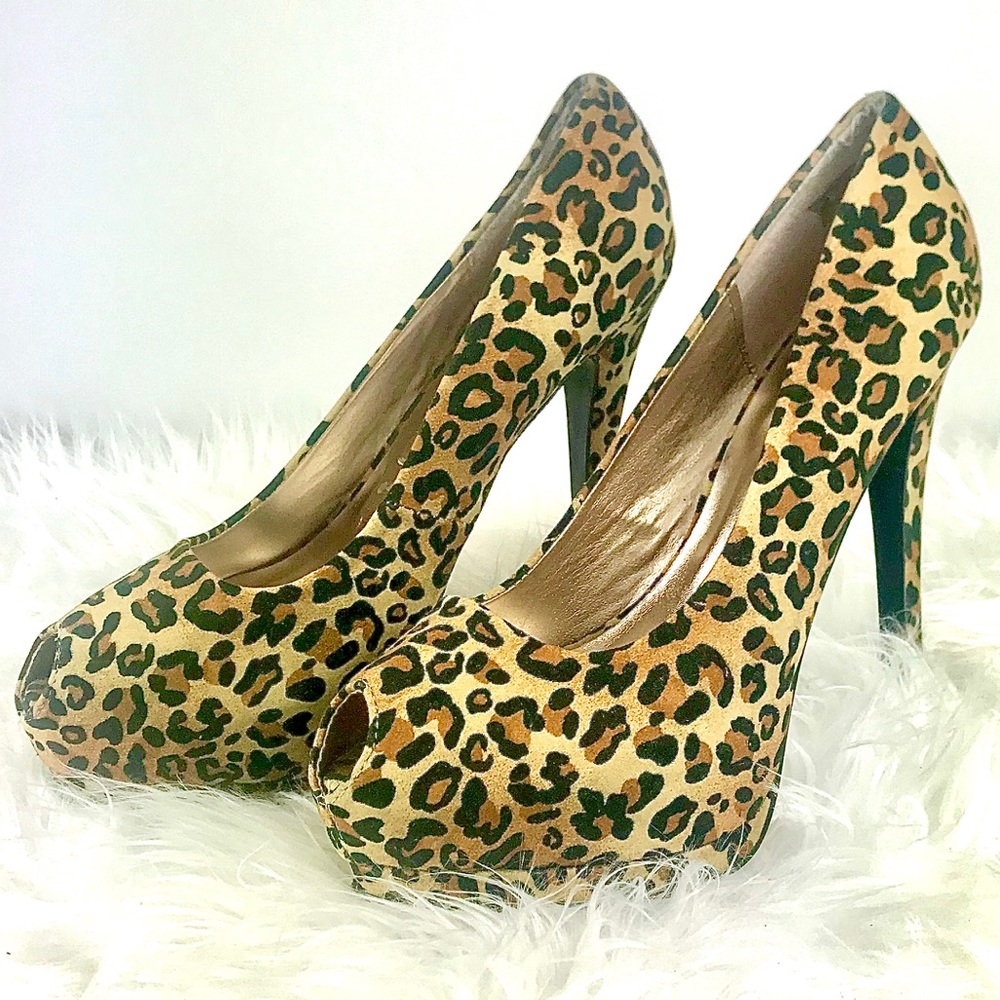 CHARLOTTE RUSSE Leopard Prints Pumps, Size 10